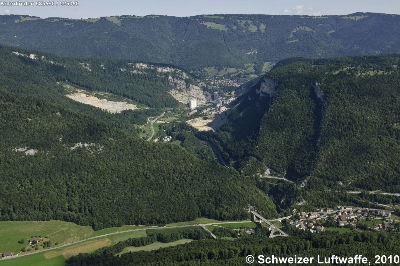 Klus von Reuchenette (Position: 2'585'604.84, 1'225'980.76, Norden: oben). Im Vordergrund: Brücke der Transjurane mit dem Ort Frinvillier. Zementwerk in der Klus. Dahinter im Tal des Terbez die Ortschaft Péry.